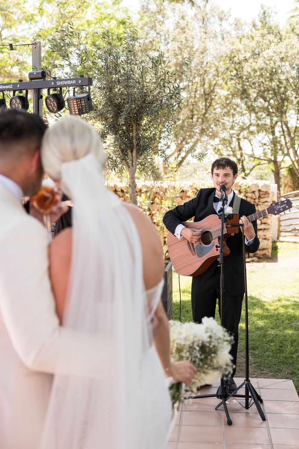 Genie playing during a wedding ceremony, watched by the bride and groom